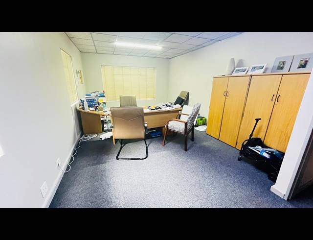 1,276M² OFFICE FOR SALE IN HATFIELD